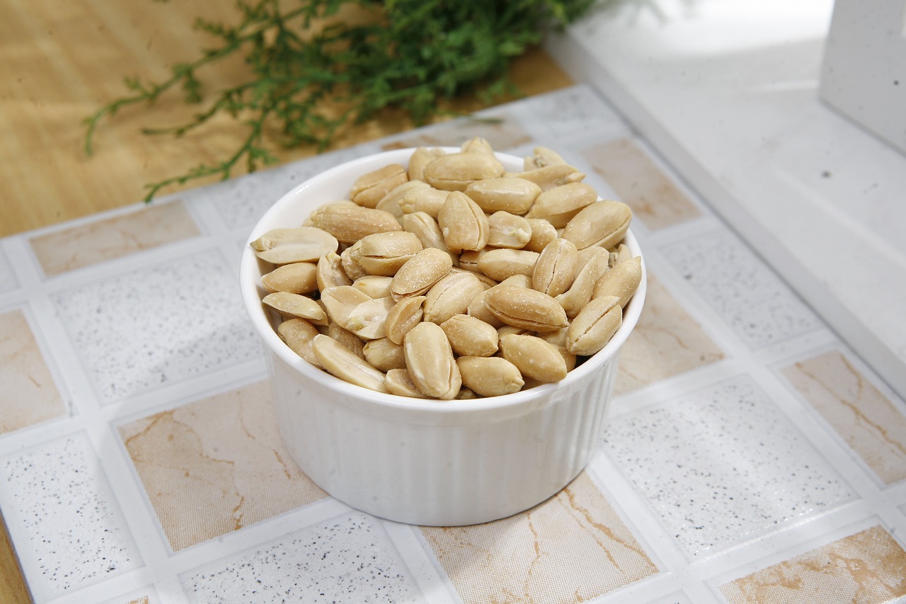 Amendoim Temperado- Coberto por uma mistura de temperos, com variações de ervas e sabores. Com aproximadamente 86 calorias a cada 15 gramas, é uma boa opção de snack  pra levar na bolsa pra curtir seu bloco favorito.