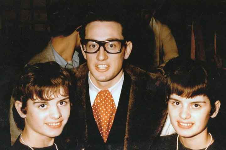 Em 1958, Buddy Holly embarcou em uma turnê pelo Reino Unido com os Crickets, que foi um grande sucesso. Sua imagem de 