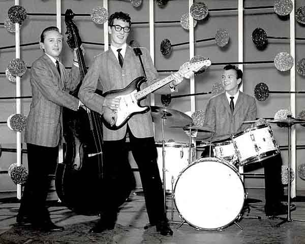 Foi então que formou a banda The Crickets (os grilos), um marco importante na sua carreira. O grupo se destacou ao incorporar elementos inovadores no rock, como o uso de instrumentos de sopro, algo incomum para a época, e Holly se tornou um guitarrista notável.- Reprodução do X @crockpics