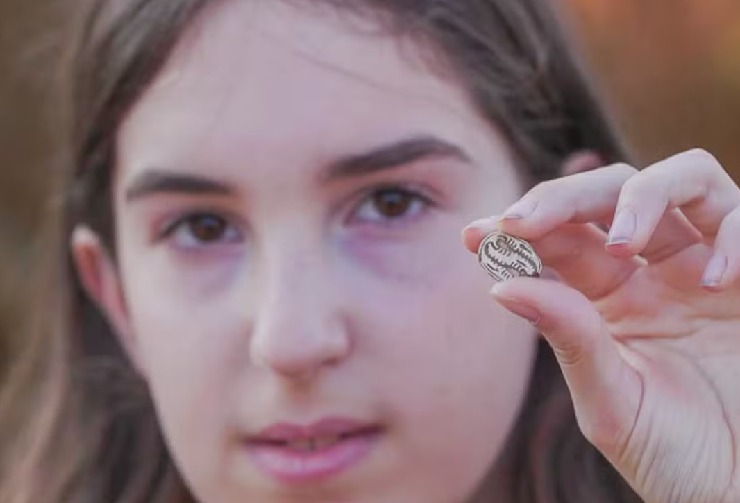 Menina encontra amuleto sagrado do Egito Antigo durante passeio em Israel